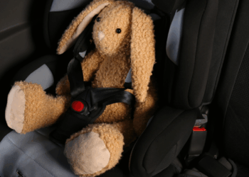 Bebé de cuatro meses salió volando del coche ¡y sobrevivió!