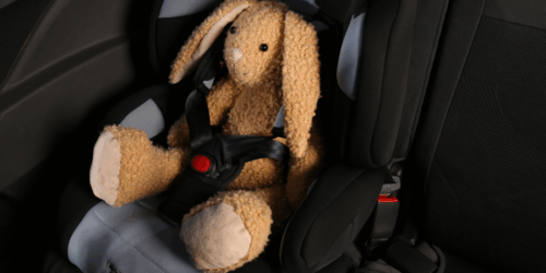 Bebé de cuatro meses salió volando del coche ¡y sobrevivió!