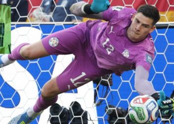 El futbolista que tuvo que vender su playera para salvar a su bebé prematuro