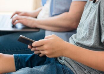 La Unión Europea quiere limitar el acceso de los menores a las redes sociales