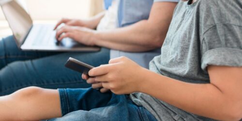 La Unión Europea quiere limitar el acceso de los menores a las redes sociales