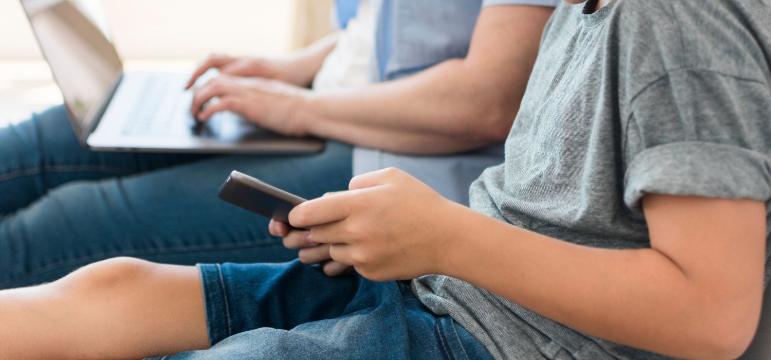 Unión Europea limita redes sociales a menores