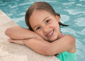 Cómo cuidar los oídos de tus hijos en vacaciones