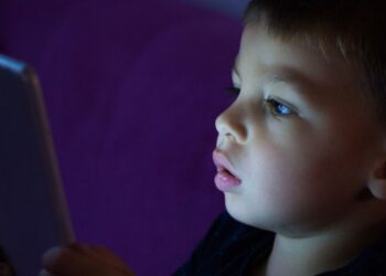 ¿Exceso de pantallas? Cuando el cerebro de tu hijo simula una epilepsia