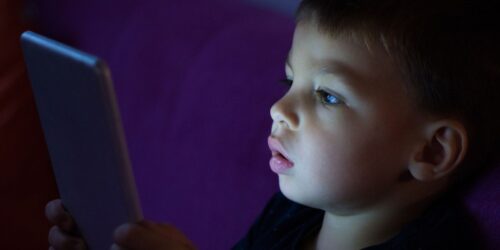 ¿Exceso de pantallas? Cuando el cerebro de tu hijo simula una epilepsia