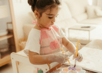 Todo se aprende en casa: ¿Cómo enseñarle a tu hijo único las cosas que aprendería con hermanos?