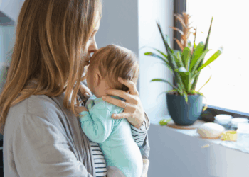¿Lo acuestas y llora? La ciencia del por qué tu bebé solo quiere brazos