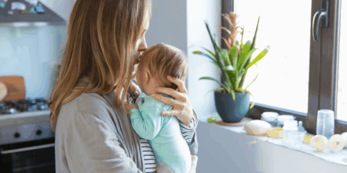 ¿Lo acuestas y llora? La ciencia del por qué tu bebé solo quiere brazos