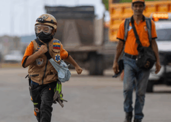 El niño de 10 años que rescata mascotas después del sismo en Venezuela