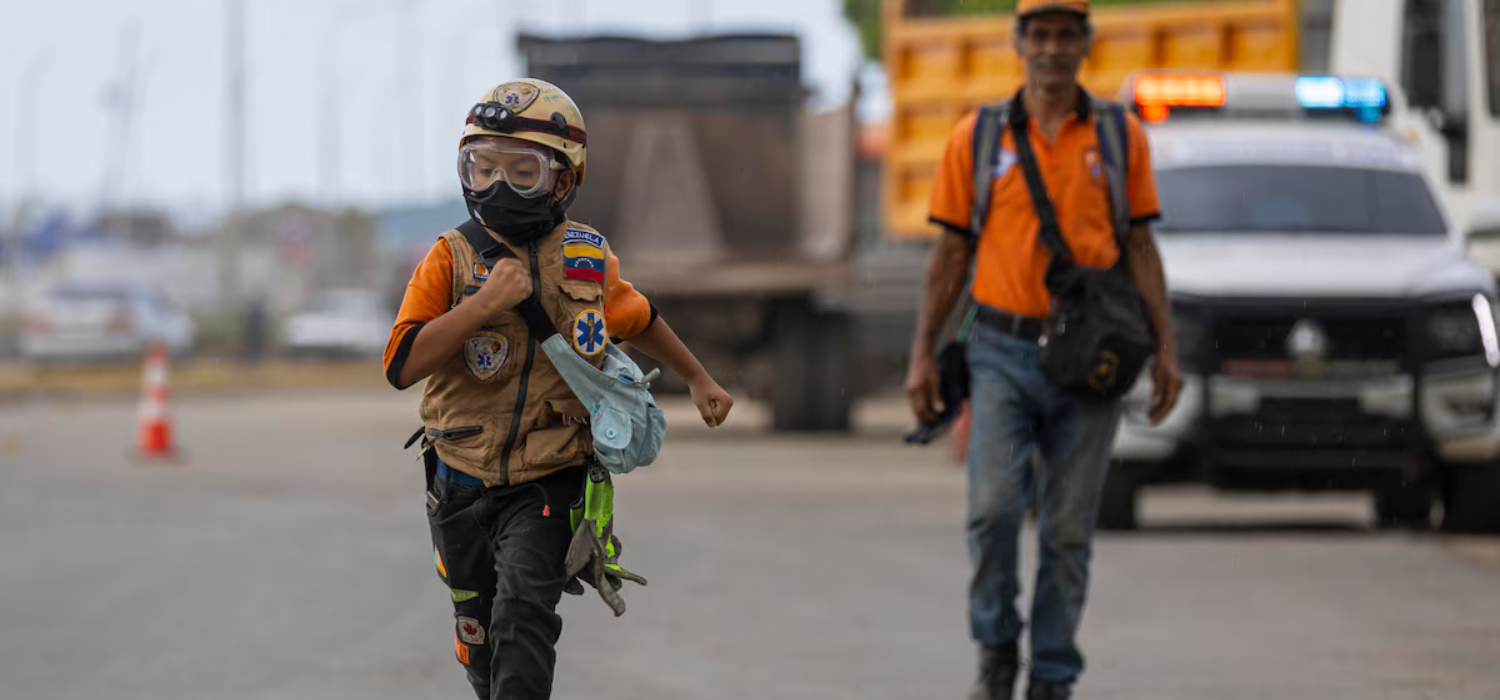 Niño rescata mascotas en Venezuela