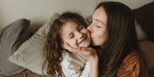 «Dale un beso a tu tío»: Por qué no debes obligar a los niños a dar besos