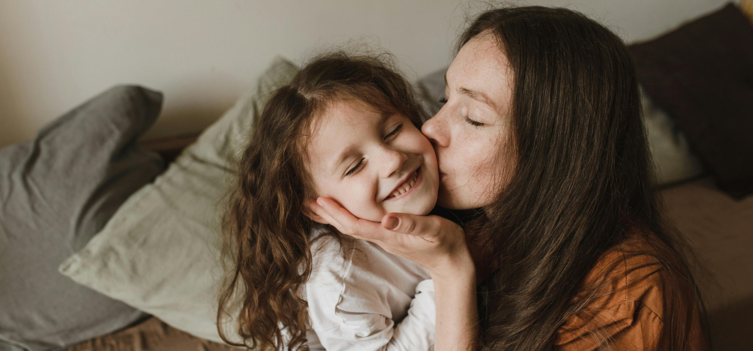 Obligar a los niños a dar besos