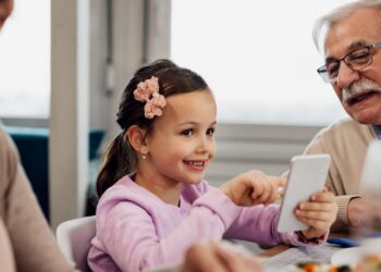 ¿Los niños que crecen con sus abuelos son más felices? Esto dice la ciencia