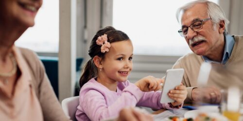¿Los niños que crecen con sus abuelos son más felices? Esto dice la ciencia