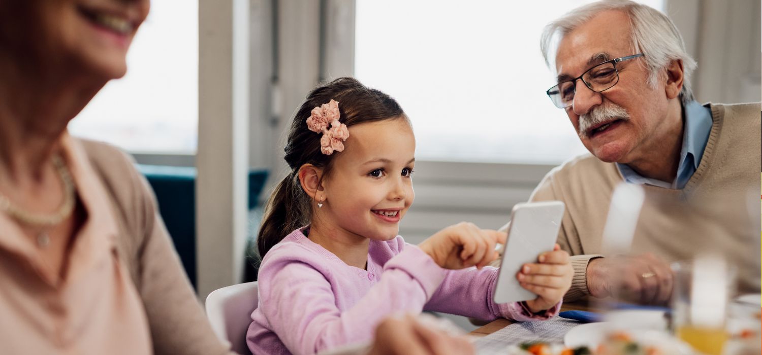 Los niños que crecen con sus abuelos son más felices
