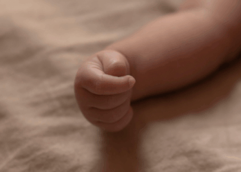 Por qué los bebés no deben dormir con cobijas ni sábanas
