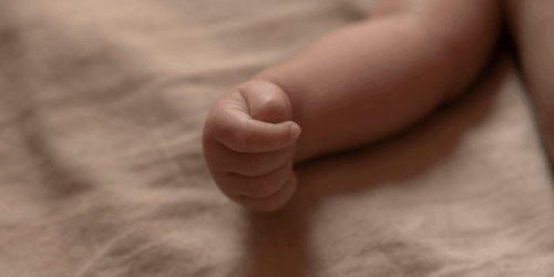 Por qué los bebés no deben dormir con cobijas ni sábanas