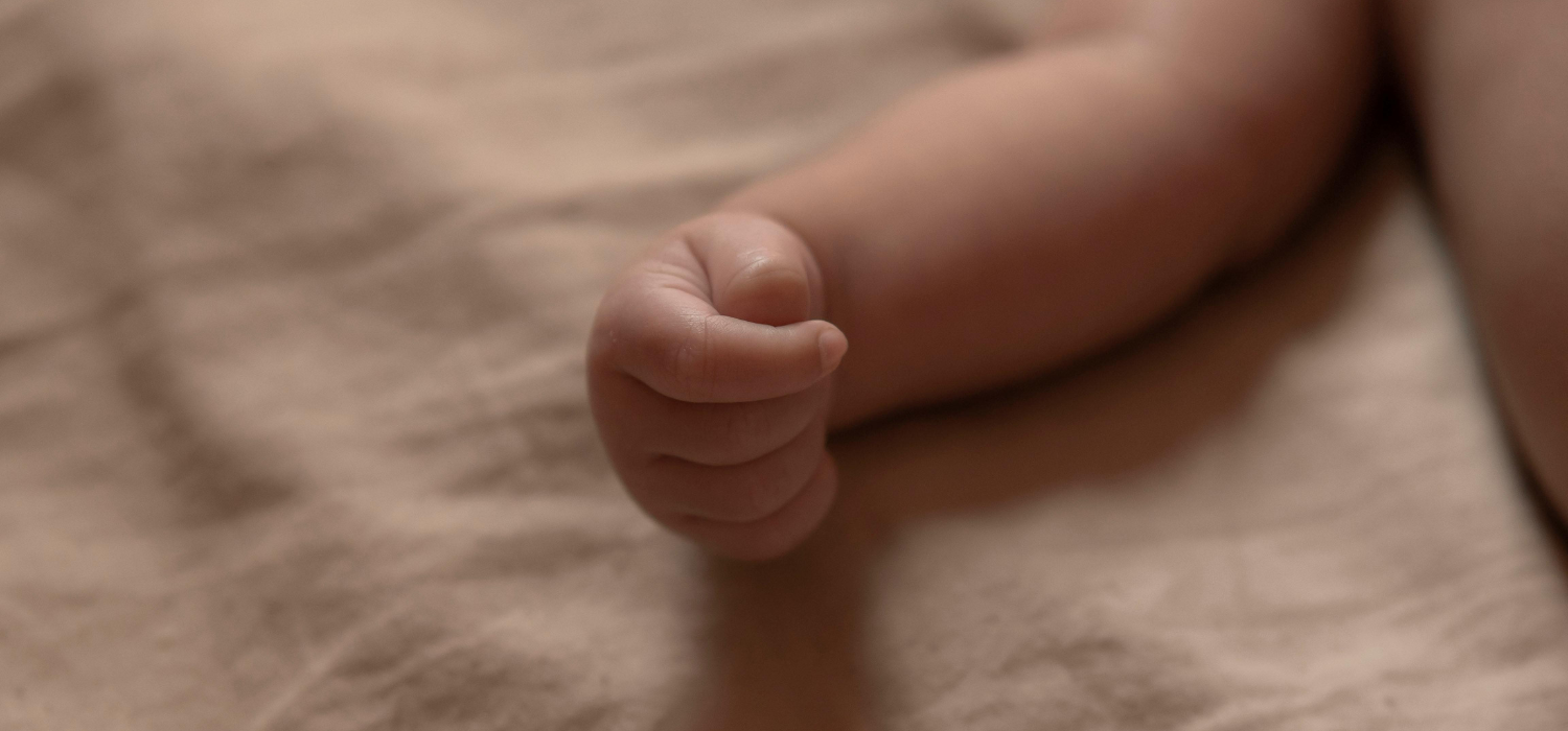 Por qué los bebés no deben dormir con cobijas