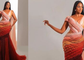 Miss Uganda convierte las capas de una cesárea en un vestido