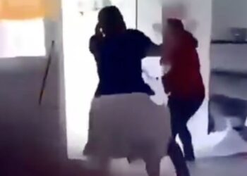 Maestra y mamá se pelean a golpes frente a niños, ¿cuál fue la razón?
