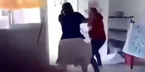 Maestra y mamá se pelean a golpes frente a niños, ¿cuál fue la razón?