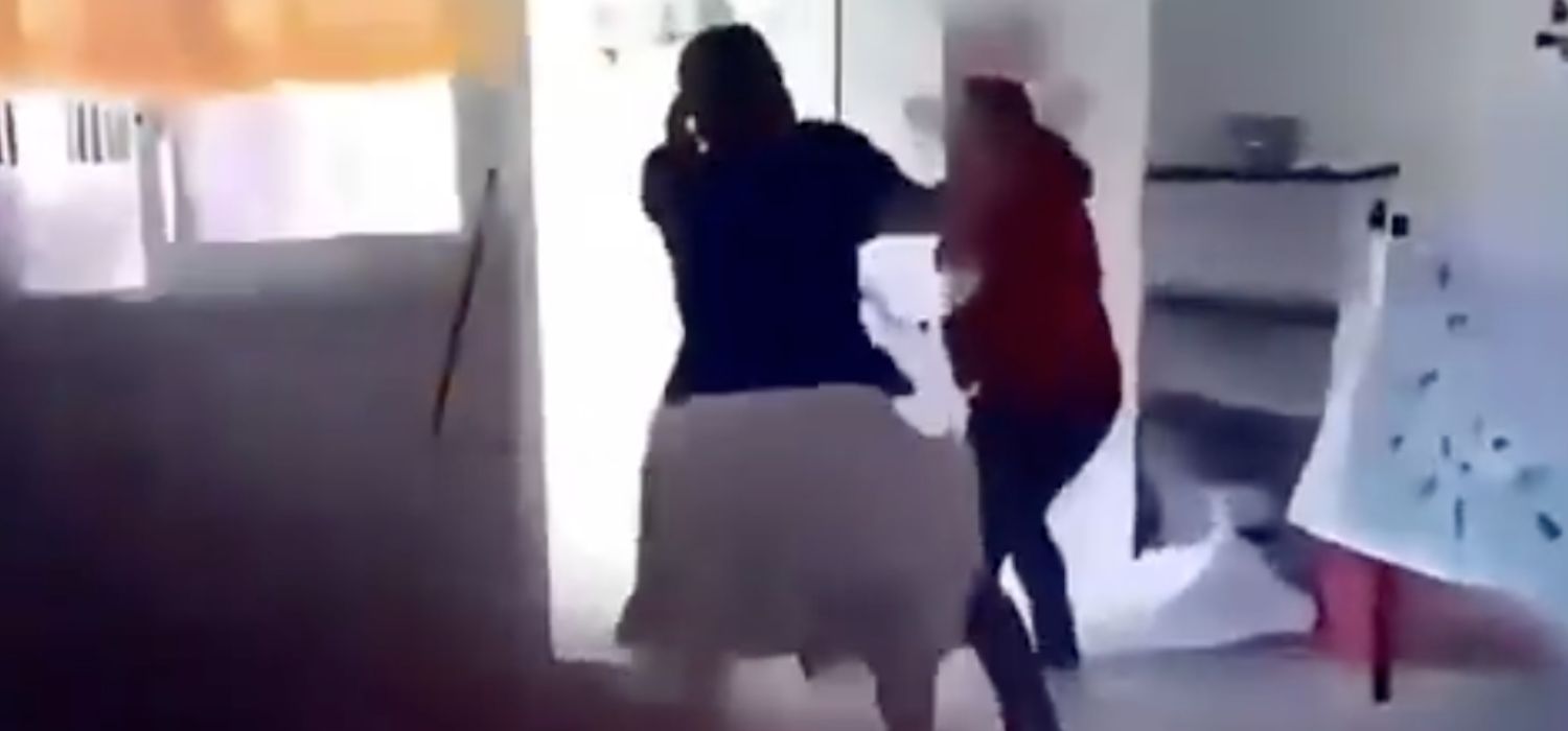 pelea entre maestra y mamá