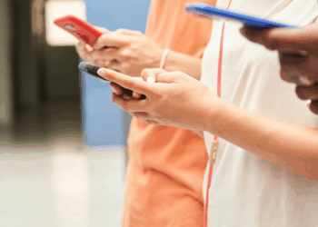 La SEP busca prohibir el uso de celular en educación primaria y secundaria