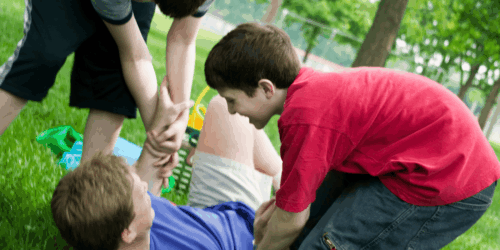 La razón por la que jugar a «las luchitas» ayuda a tu hijo