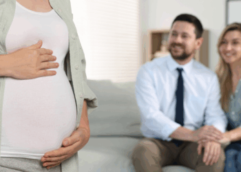 La madre de alquiler que se negó a abortar y hoy pide la custodia de su bebé en EE. UU.