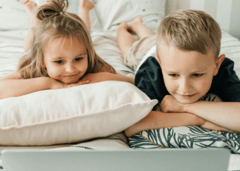 Mi hijo solo quiere ver YouTube: ¿Por qué prefiere ver jugar a otros que jugar con sus juguetes?