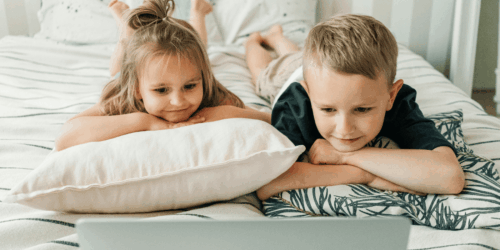 Mi hijo solo quiere ver YouTube: ¿Por qué prefiere ver jugar a otros que jugar con sus juguetes?