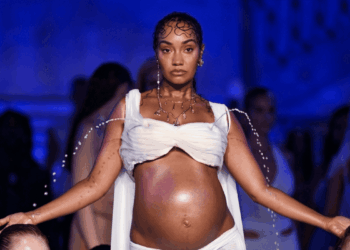 Modelos desfilaron con bebés en brazos en la Semana de la Moda en Londres