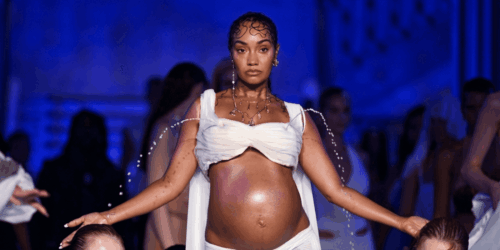 Modelos desfilaron con bebés en brazos en la Semana de la Moda en Londres
