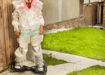 Papás helicóptero: ¿Defender a tu hijo o enseñarle a resolver sus problemas?