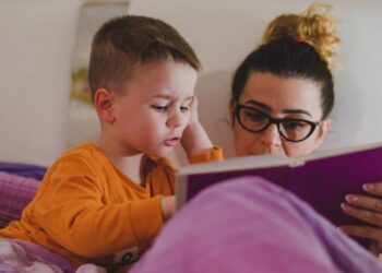 Cómo estimular el lenguaje de tu hijo durante la terapia auditiva