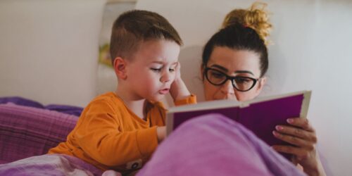 Cómo estimular el lenguaje de tu hijo durante la terapia auditiva