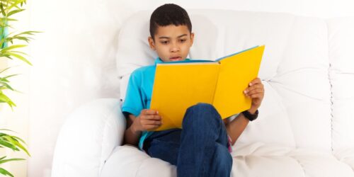 ¿Tu hijo no entiende lo que lee? Evita que tenga «pobreza de aprendizajes»