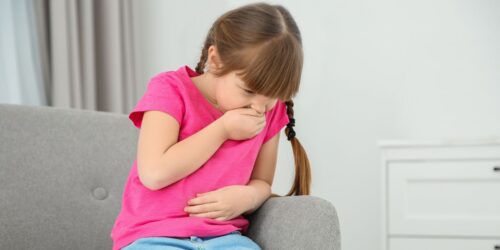 La tos que termina en vómito: ¿cuándo es una señal de alarma?