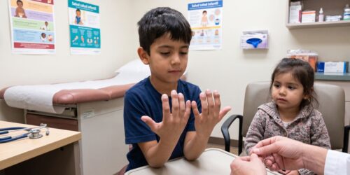 ¿Tu hijo tiene los dedos en palillo de tambor? Checa qué dice la ciencia