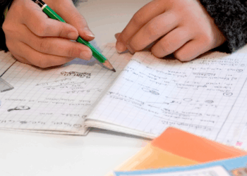 ¿Tu hijo siempre olvida la tarea el fin de semana? Enséñale a ser responsable sin resolverle la vida