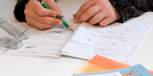 ¿Tu hijo siempre olvida la tarea el fin de semana? Enséñale a ser responsable sin resolverle la vida