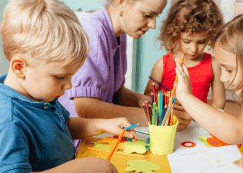 ¿A tu hijo le cuesta trabajo aprender? Fijarte solo en sus calificaciones puede ser el error
